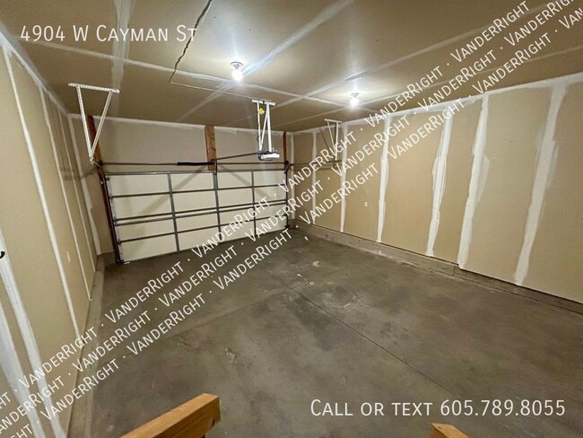 Building Photo - 4904 W Cayman St