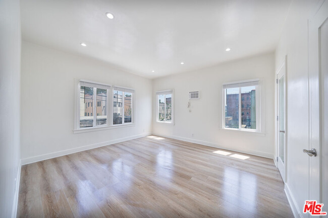 Building Photo - 132 S Kenmore Ave