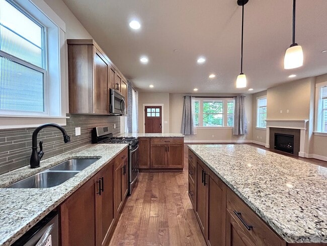 Building Photo - Incredibly Large 4 Bed 2.5 Bath Charmer!