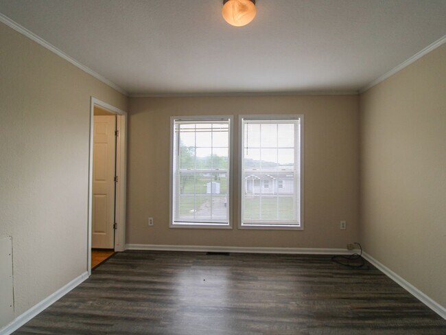 Building Photo - Charming 3BR/2.5BA Townhome Available Now