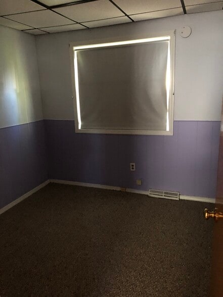 Main floor bedroom - 27304 Kelly Rd