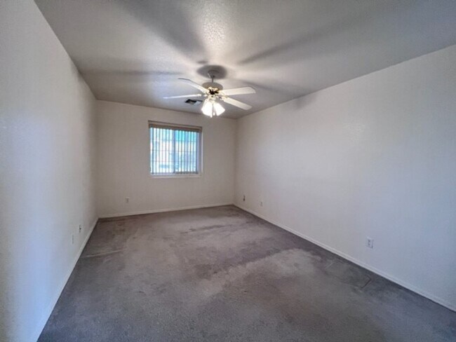 Building Photo - Silver Sands Community Home with fenced Yard 2BR plus bonus area