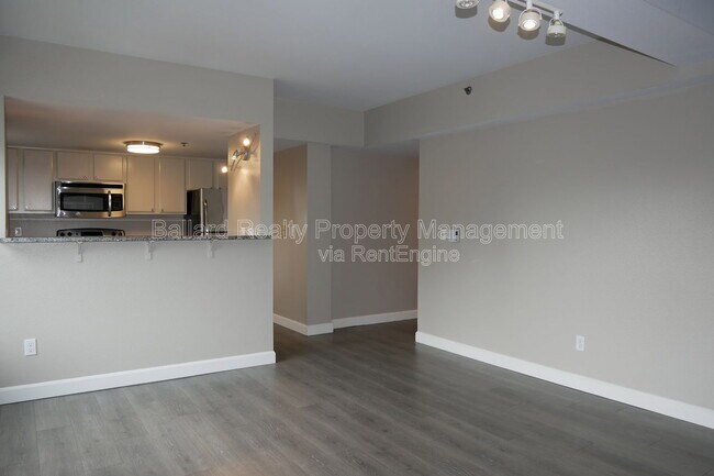 Building Photo - 505 E Denny Way