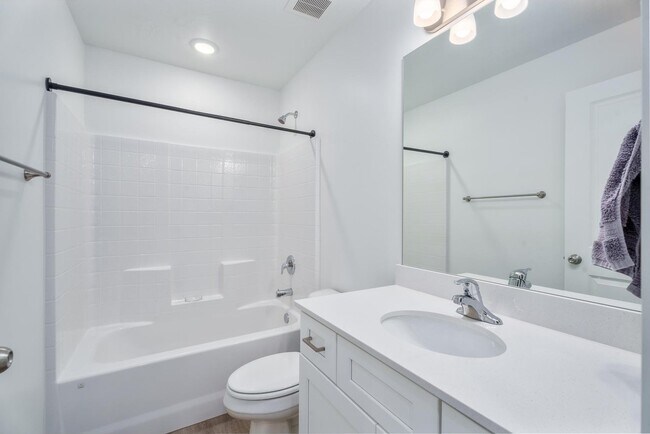 Upstairs bath - 484 W Greenstone Pl