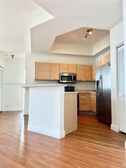 Building Photo - 2525 SW 3rd Ave