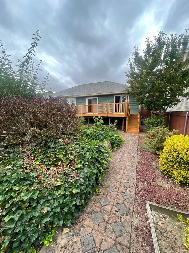 Building Photo - 3 Bedroom home in Albany!