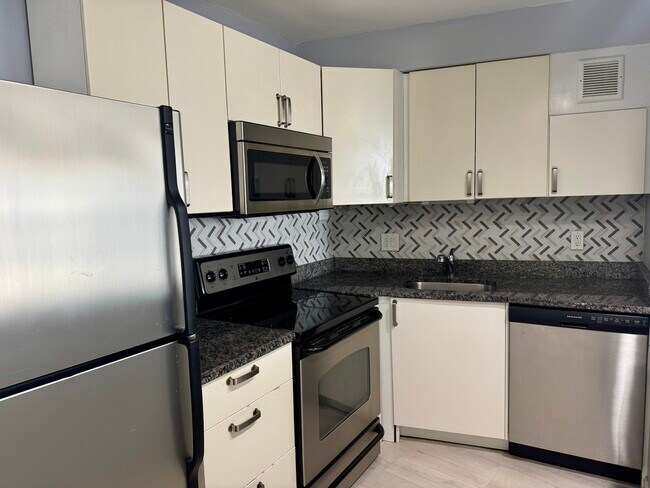 Building Photo - 300 N State St