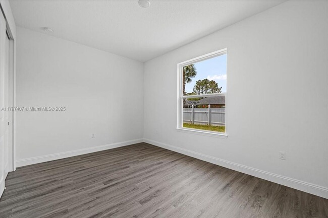 Building Photo - 11 Burgundy Pl