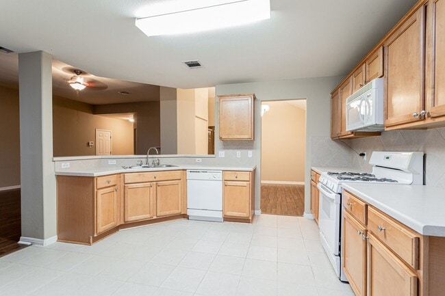 Building Photo - Charming 4-Bedroom, 2-Bath Home with Moder...