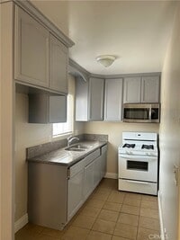 Building Photo - 626 W 59th Pl