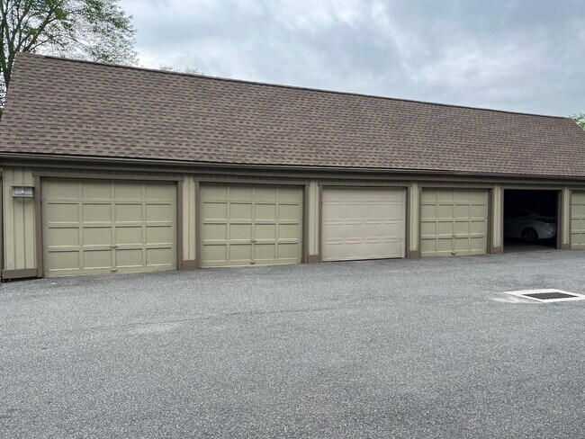 Building Photo - 451 Heritage Vlg