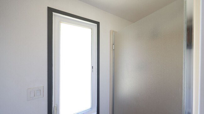 Building Photo - 2025 Baymont Dr