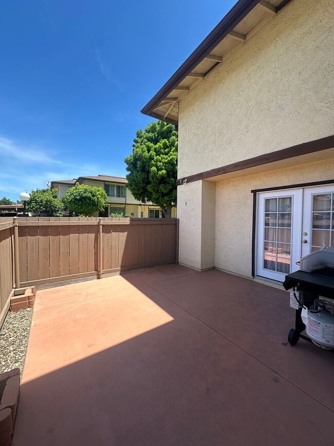 Building Photo - Spacious 3BR/2.5BA updated 2-story townhou...