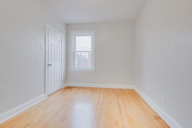 Building Photo - 3604 W Roscoe St