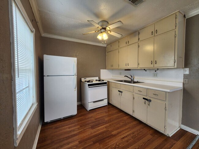 Building Photo - 105 9th Ave