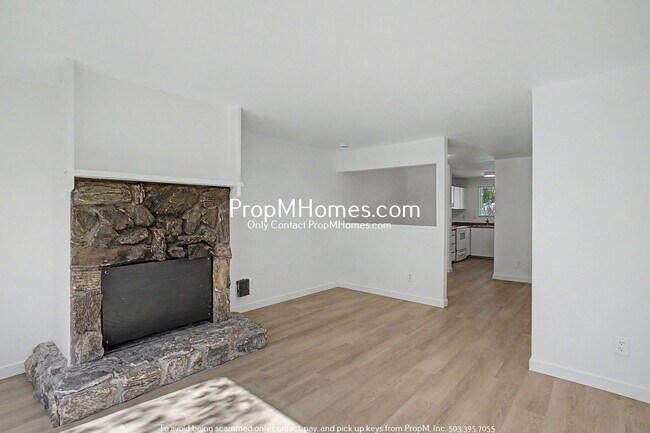 Building Photo - Updated Two Bedroom Duplex in Sellwood - Garage Included!