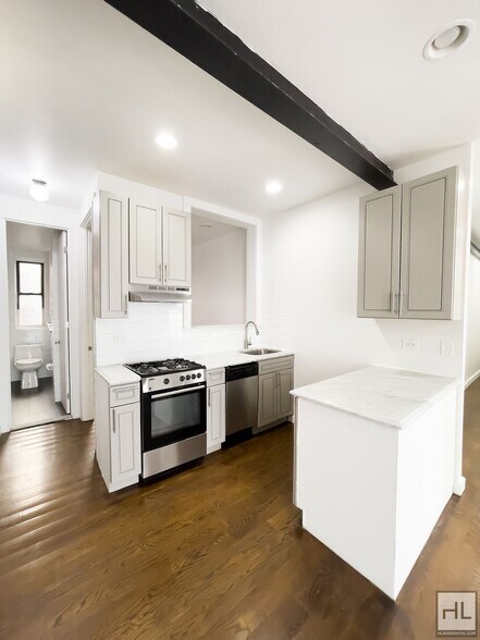 Building Photo - EASTERN PARKWAY / Crown Heights / Spacious...