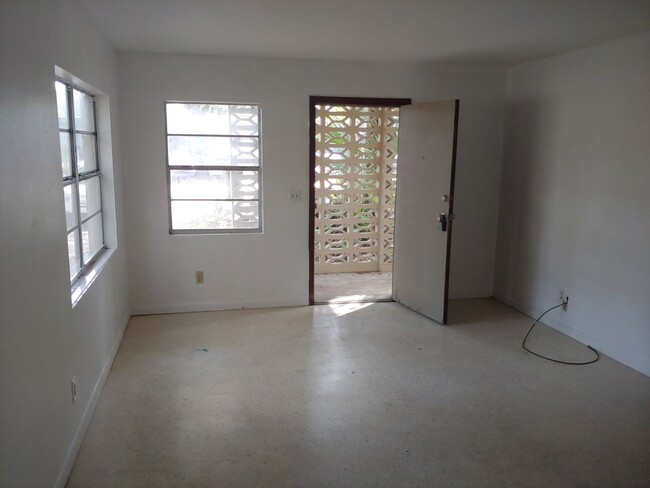 Building Photo - 2/1 Duplex Conveniently Located Just Off W...