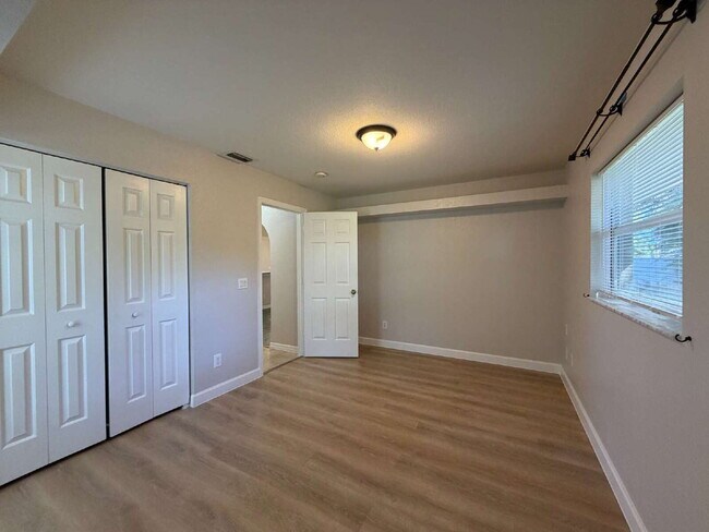Building Photo - Spacious 4 bedroom in North Port