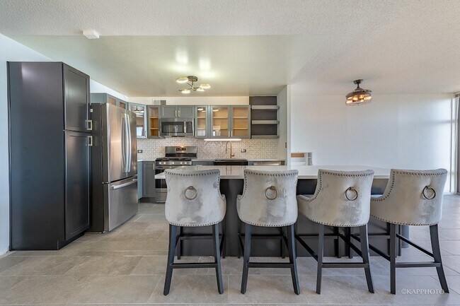 Building Photo - 6700 S South Shore Dr