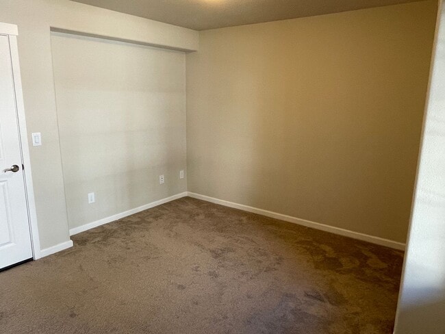 Building Photo - Bethany Townhouse