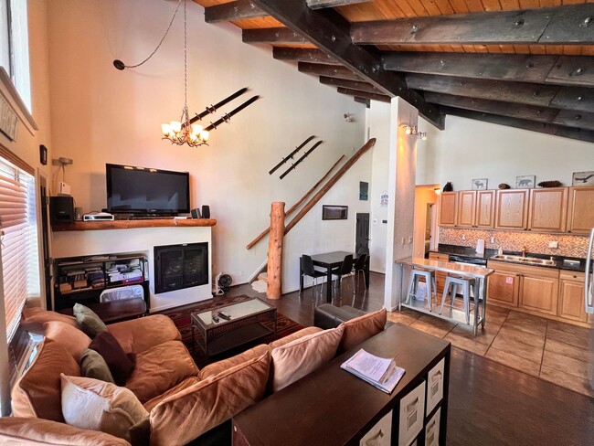 Building Photo - Fully Furnished Rental