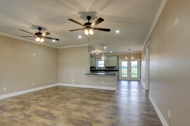 Building Photo - 135 Riverbend Dr