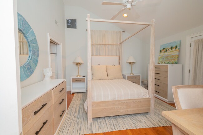 Building Photo - 944 Lakeview Dr