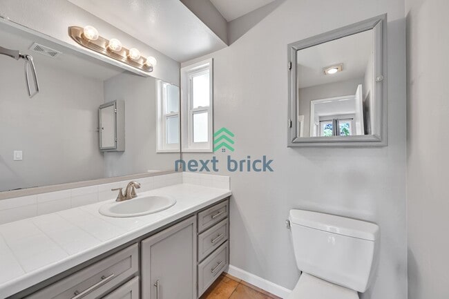 Building Photo - 3 Bed 2 Bath Single-family Home is availab...