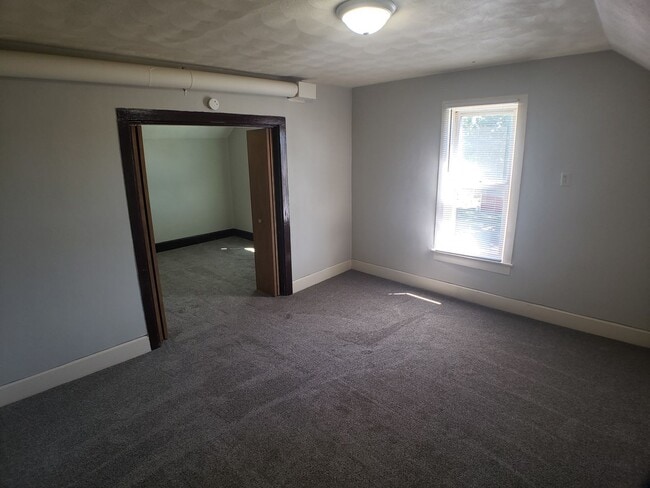 Building Photo - Cozy 2 Bedroom 1 bath Upstairs with Garage