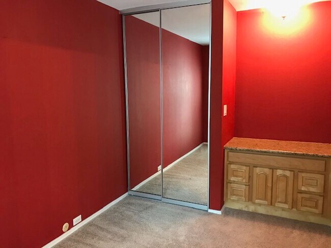 Building Photo - Updated 2 bedroom condo-downtown Walnut Cr...