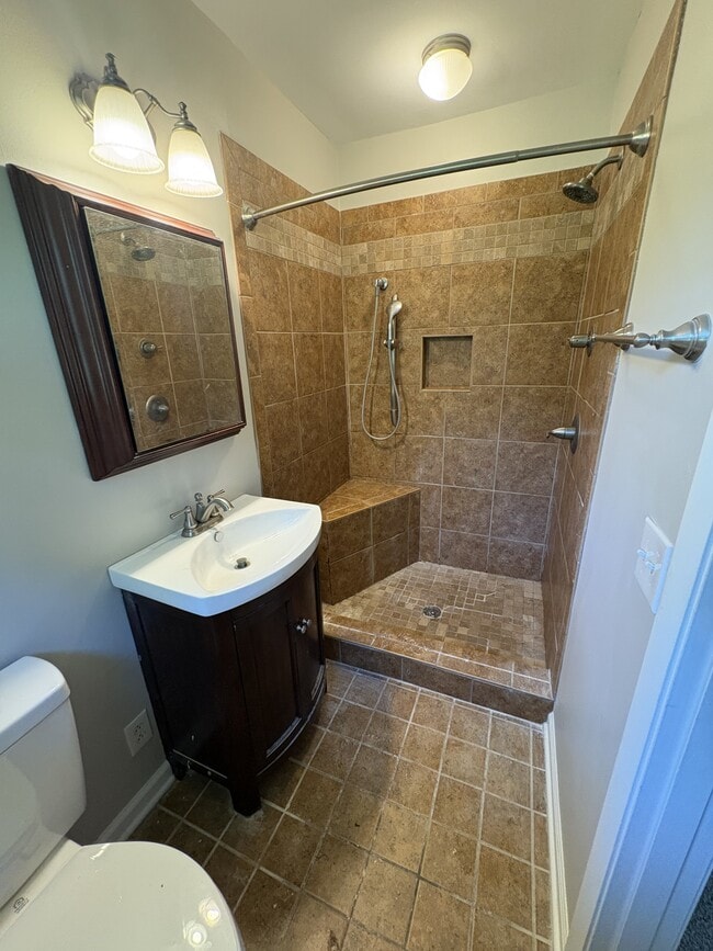 Building Photo - 529 Des Moines Dr