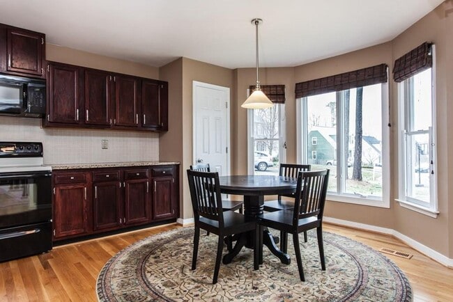 Building Photo - Beautiful 3 Bedroom, 2 Bathroom Home in Chesterfield ***Available Early-Mid June 2026***