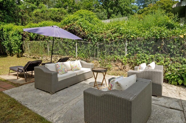 Building Photo - 25 Maple Ave