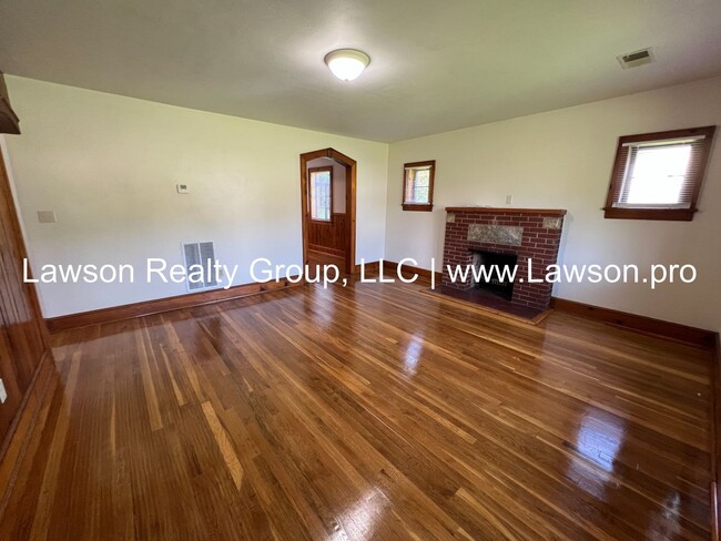 Building Photo - Quaint Two Bedroom Home By Christmas Tree ...