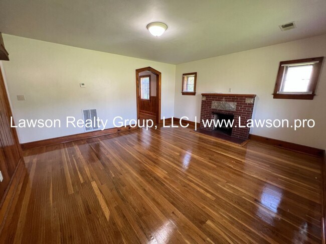 Building Photo - Quaint Two Bedroom Home By Christmas Tree Farm