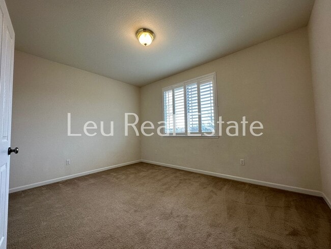 Building Photo - Lovely, 5bd, 3ba home in Serrano, with 3 c...