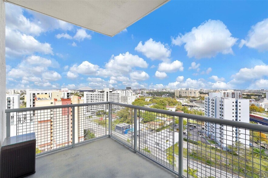 Building Photo - 10 SW South River Dr