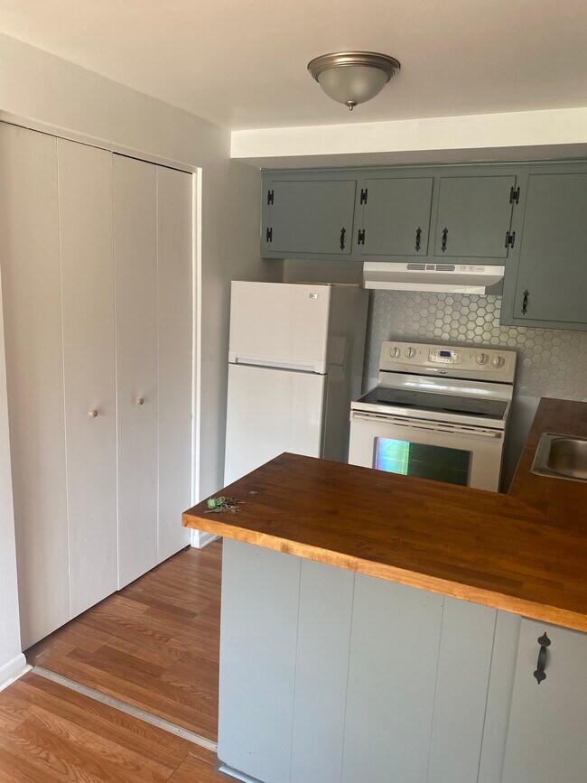 Building Photo - 1630 N Pontiac Trl