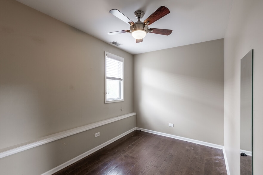 Building Photo - 1530 N Greenview Ave