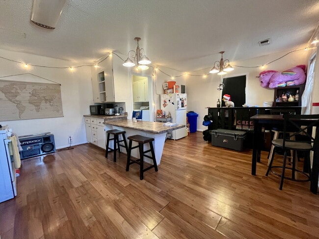 Building Photo - Spacious 4-Bedroom Home Available for Fall 2026 Pre-Lease