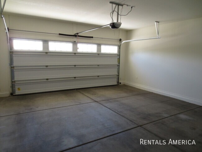 Building Photo - 890 E Doral Ct