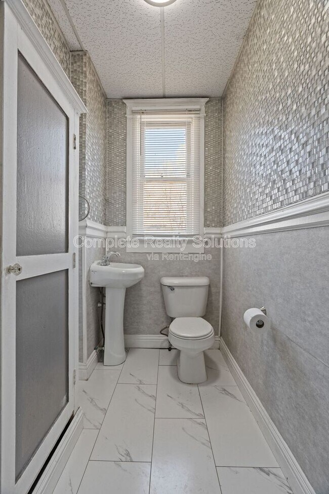 Building Photo - 6811 Etzel Ave