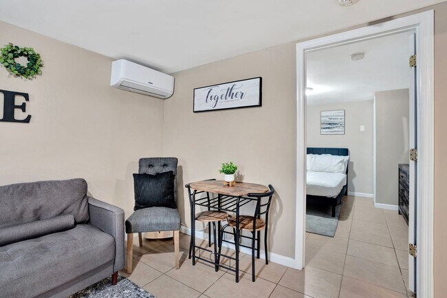 Building Photo - 408 Martin St