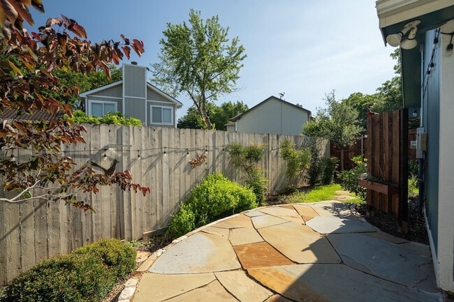 Building Photo - 1425 Thistlewood Ln