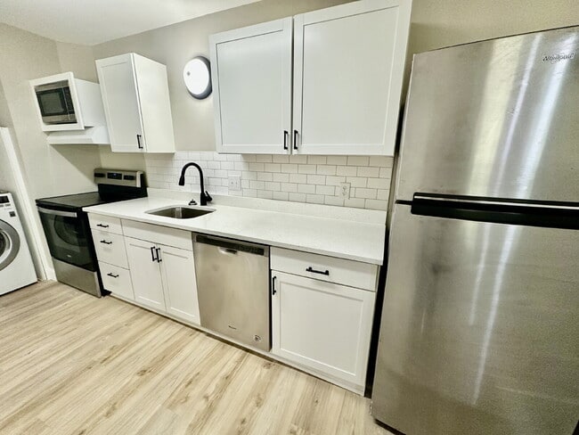 Building Photo - Two Bedroom Renovated South End Condo (Palmetto Bay Villas)!