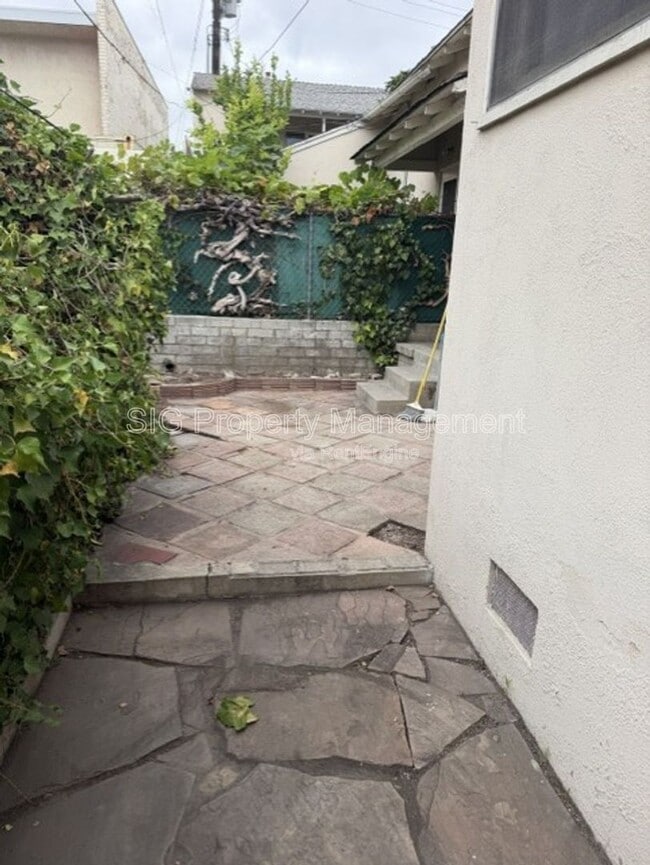 Building Photo - 2341 Florencita Dr W