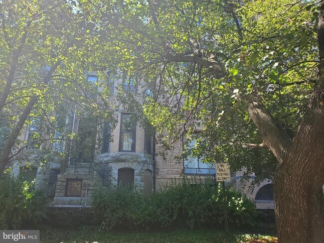 Building Photo - 2026 Mt Royal Terrace