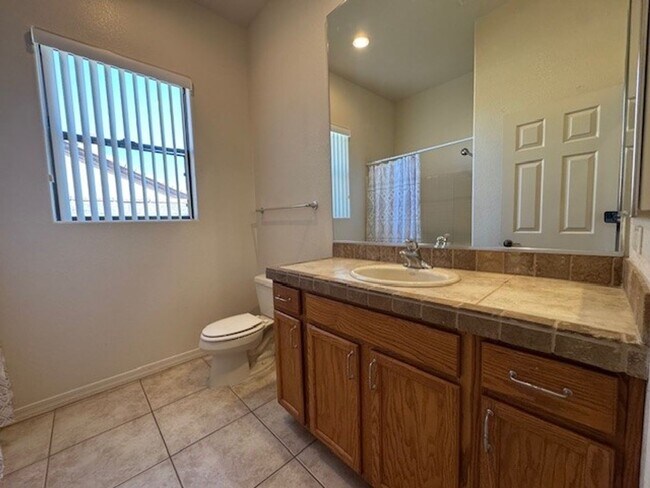 Building Photo - 3 Bedroom Exec Home Bullhead Parkway close...