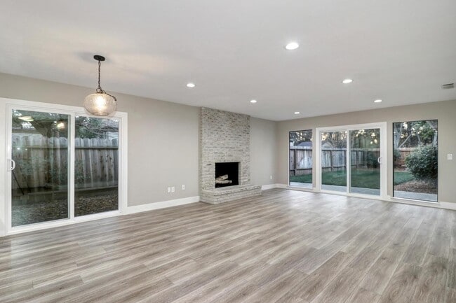 Building Photo - Fall Rental Available 9/4 – Stylish, Upgraded Duplex Near Covell Park